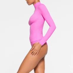 FITS EVERYBODY TURTLENECK TOP | NEON ORCHID