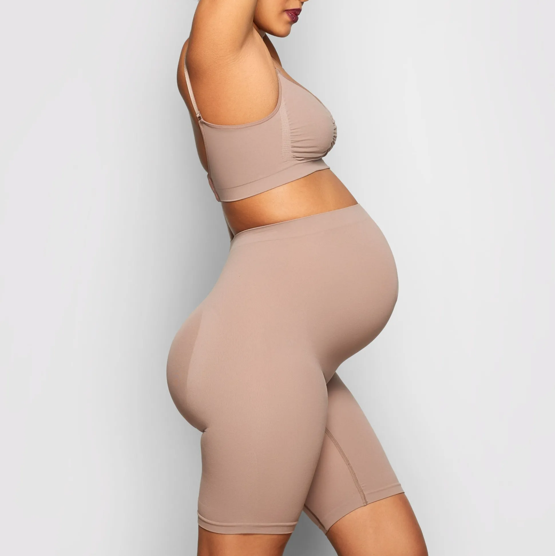 MATERNITY SCULPTING SHORT MID THIGH | UMBER