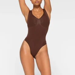 SEAMLESS SCULPT SCOOP NECK THONG BODYSUIT | COCOA