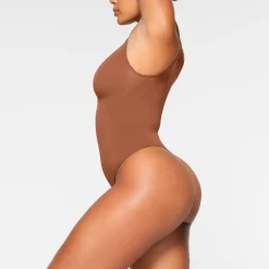 SEAMLESS SCULPT SCOOP NECK THONG BODYSUIT | BRONZE