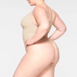 SEAMLESS SCULPT SCOOP NECK THONG BODYSUIT | SAND