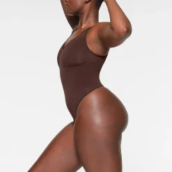 SEAMLESS SCULPT SCOOP NECK THONG BODYSUIT | ESPRESSO