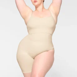 SEAMLESS SCULPT SOLUTION SHORT LEFT LEG EXPOSED | SAND