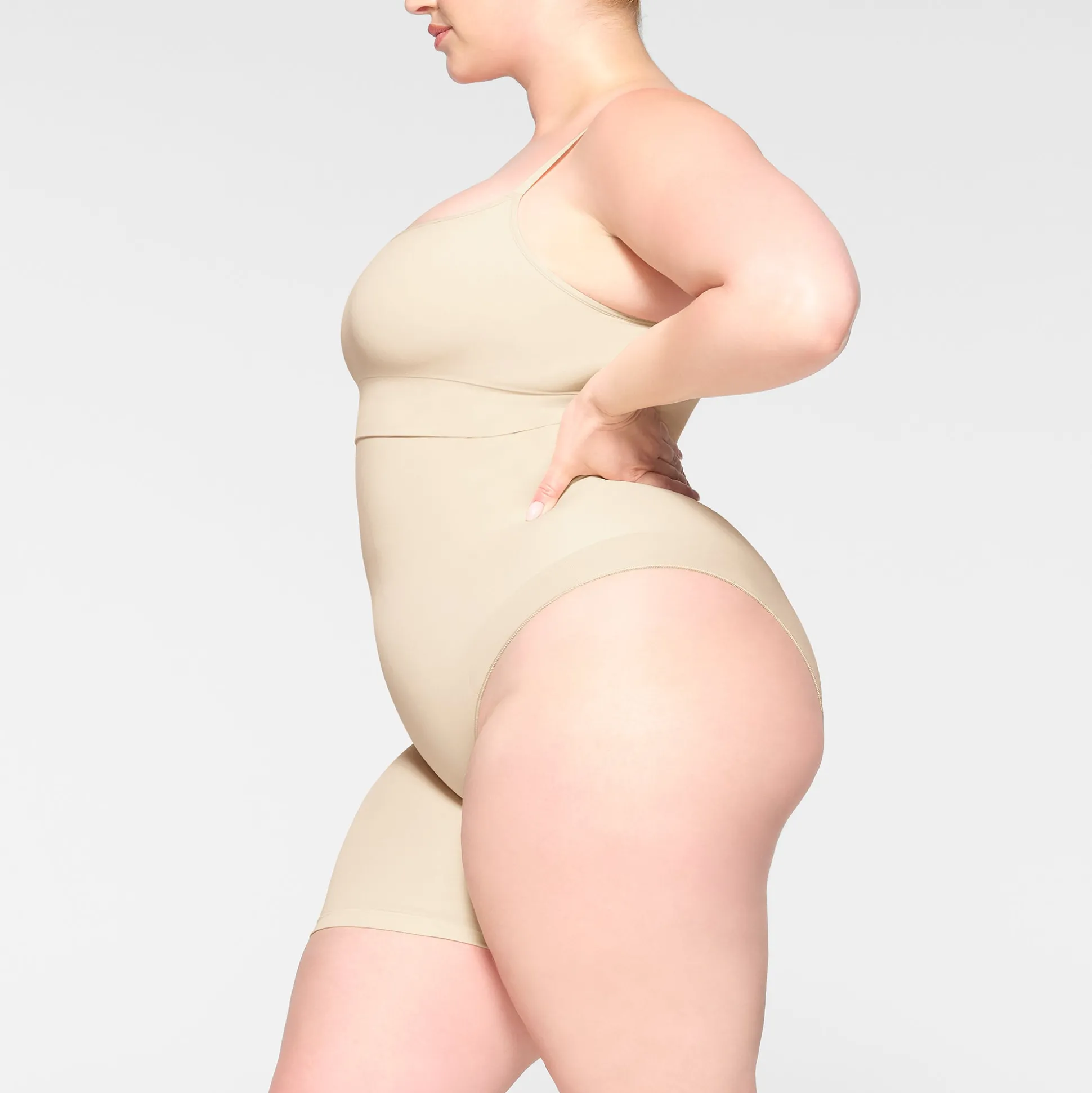 SEAMLESS SCULPT SOLUTION SHORT LEFT LEG EXPOSED | SAND