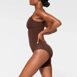 SEAMLESS SCULPT SOLUTION SHORT LEFT LEG EXPOSED | COCOA