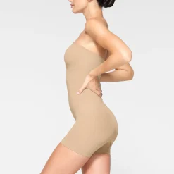 SEAMLESS SCULPT STRAPLESS SHORTIE BODYSUIT | CLAY