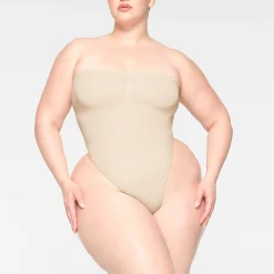 SEAMLESS SCULPT STRAPLESS THONG BODYSUIT | SAND
