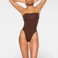 SEAMLESS SCULPT STRAPLESS THONG BODYSUIT | COCOA