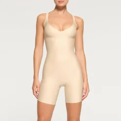 SKIMS BODY UNLINED PLUNGE MID THIGH BODYSUIT | SAND