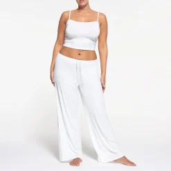 SKIMS SLEEP STRAIGHT NECK CROPPED CAMI | SNOW