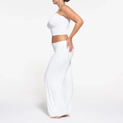 SKIMS SLEEP STRAIGHT NECK CROPPED CAMI | SNOW