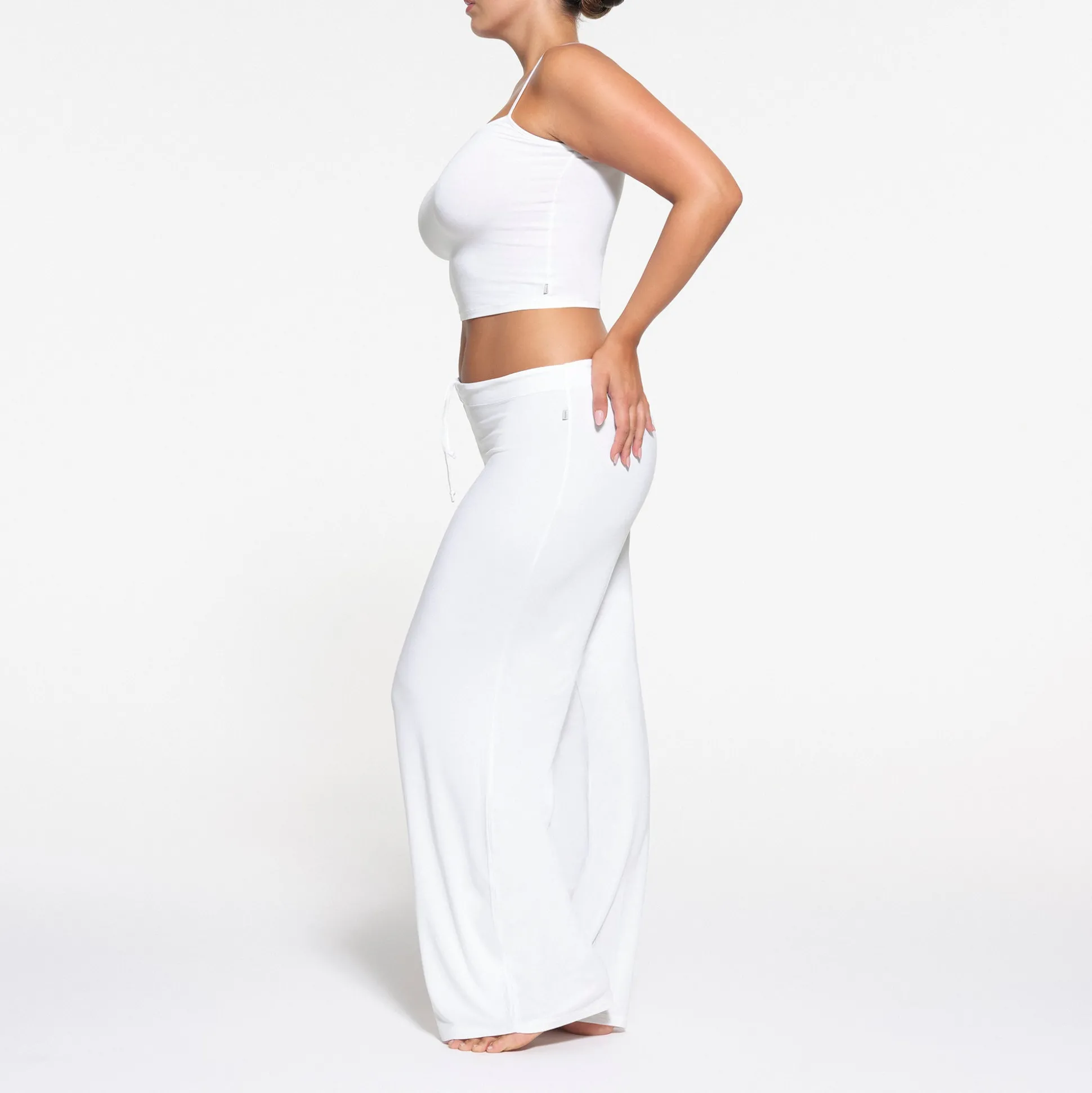 SKIMS SLEEP STRAIGHT NECK CROPPED CAMI | SNOW