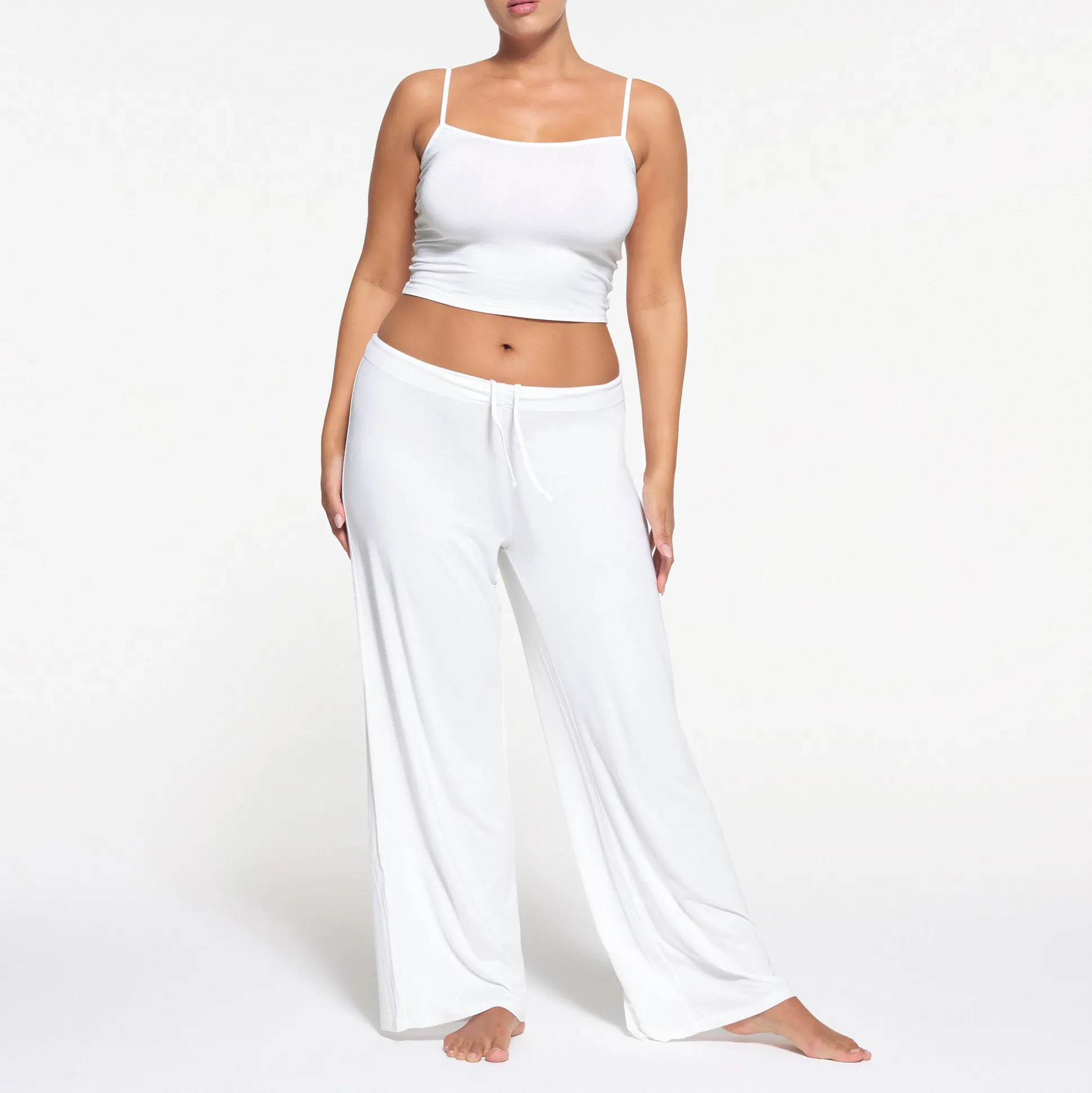 SKIMS SLEEP STRAIGHT NECK CROPPED CAMI | SNOW