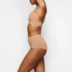 SOFT SMOOTHING SEAMLESS BOY SHORT | OCHRE