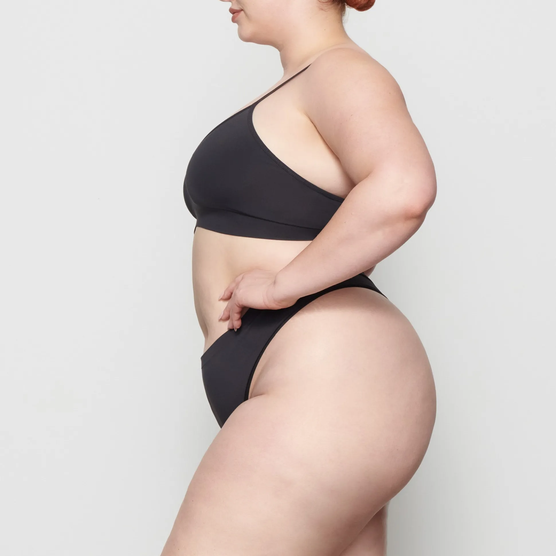 SOFT SMOOTHING SEAMLESS THONG | ONYX