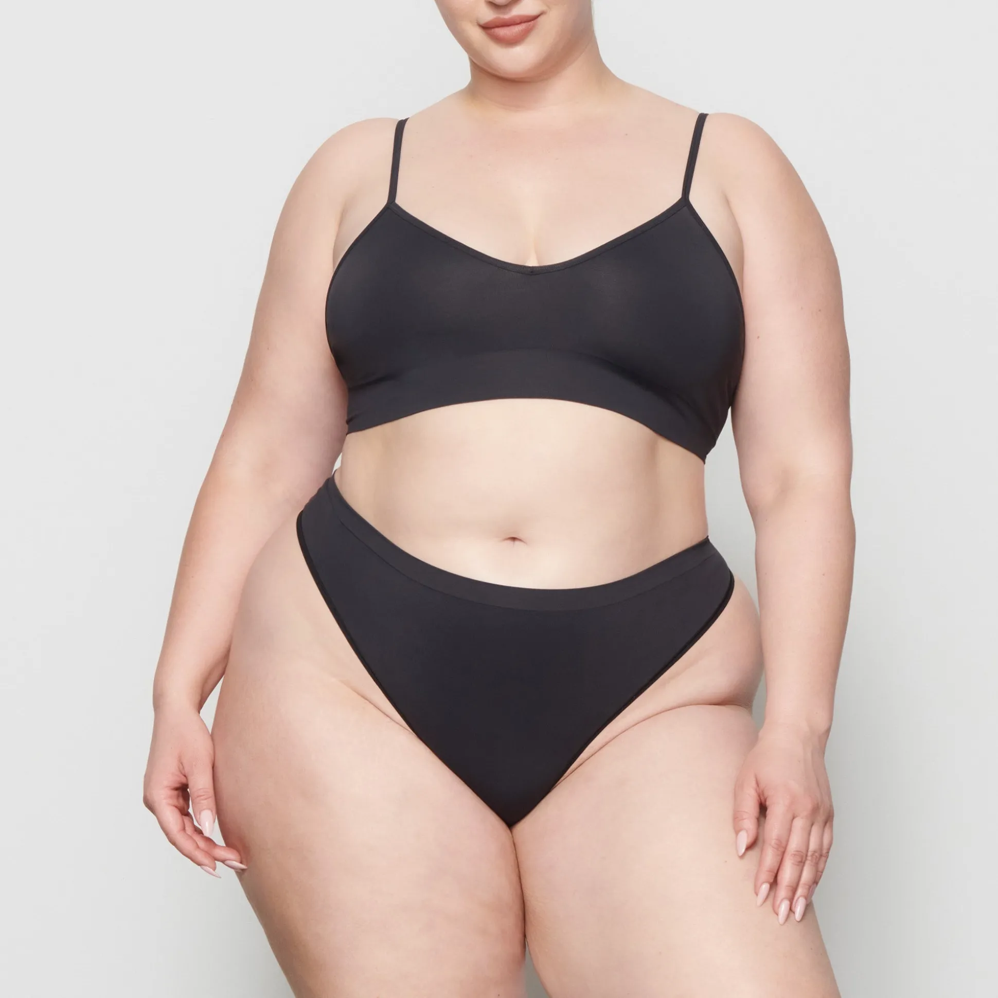 SOFT SMOOTHING SEAMLESS THONG | ONYX