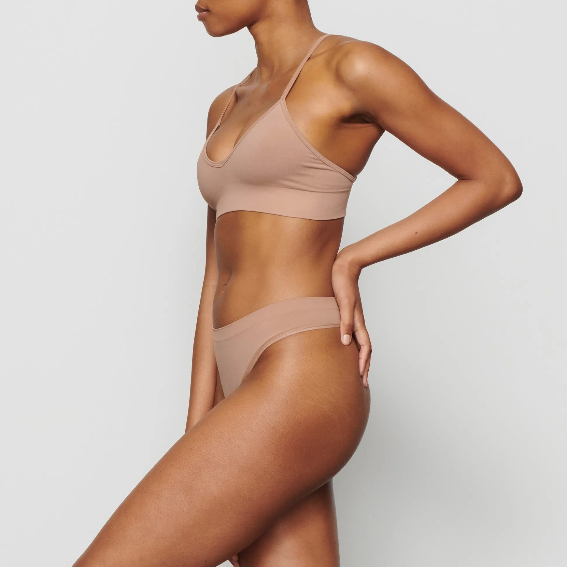 SOFT SMOOTHING SEAMLESS THONG | SIENNA