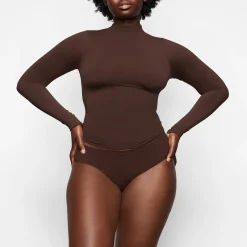 SOFT SMOOTHING SEAMLESS TURTLENECK TOP | COCOA