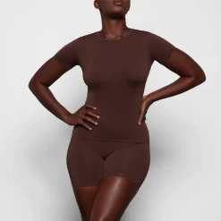 SOFT SMOOTHING SEAMLESS T-SHIRT | COCOA